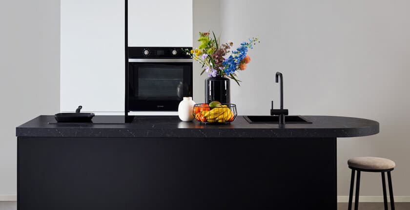 Zwarte eilandkeuken